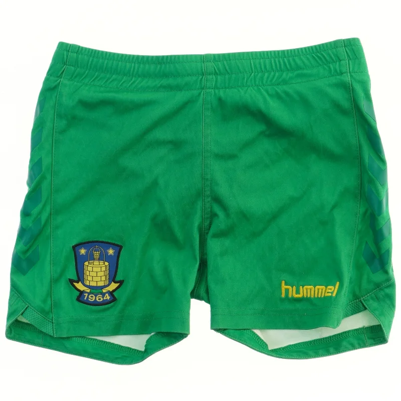 Grønne shorts med logo fra Hummel (str. 104)