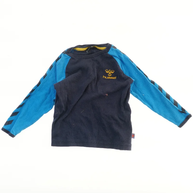 Langærmet bluse med farvede ærmer fra Hummel (str. 92)