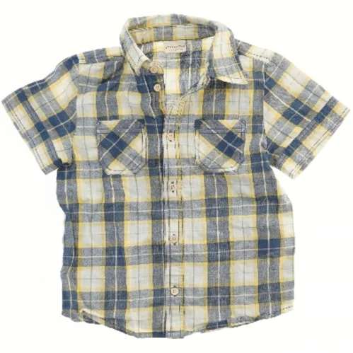 Kortærmet ternet skjorte fra Minymo (str. 98)