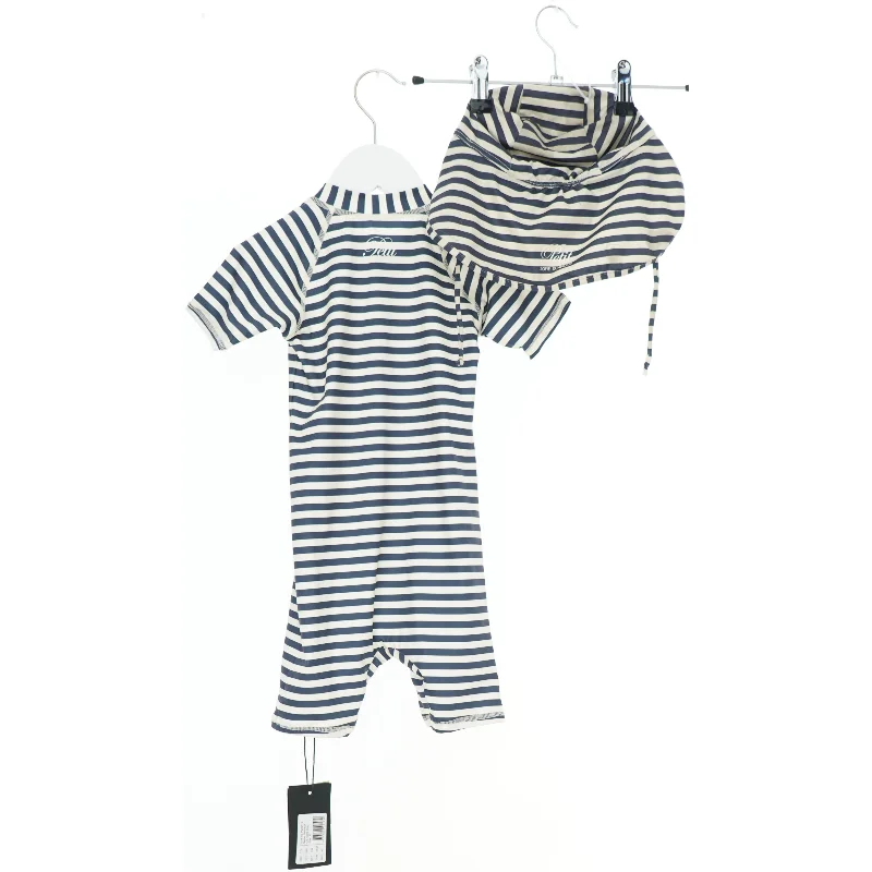 Stribet UV-dragt med hat fra Petit (str. 92)