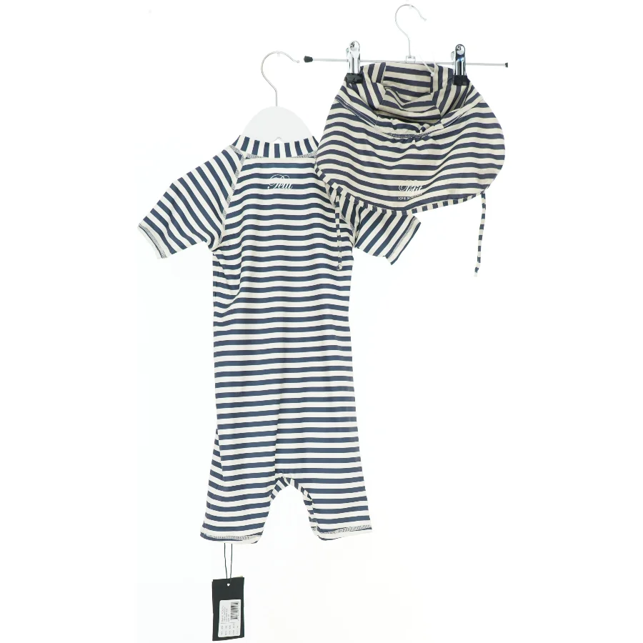 Stribet UV-dragt med hat fra Petit (str. 92)