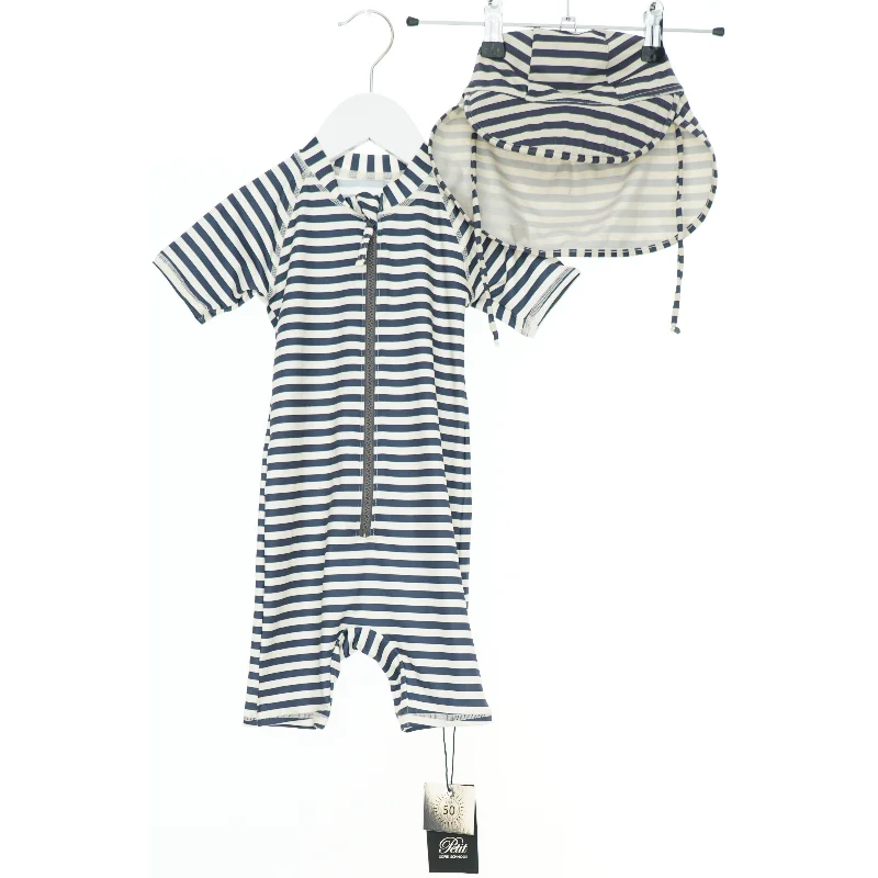 Stribet UV-dragt med hat fra Petit (str. 92)