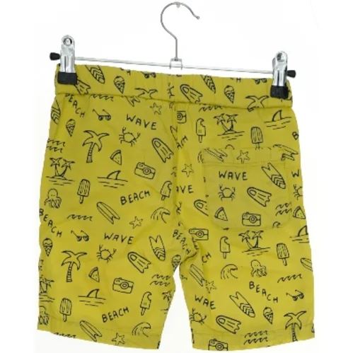 Badeshorts med strandtema fra H&M (str. 104)
