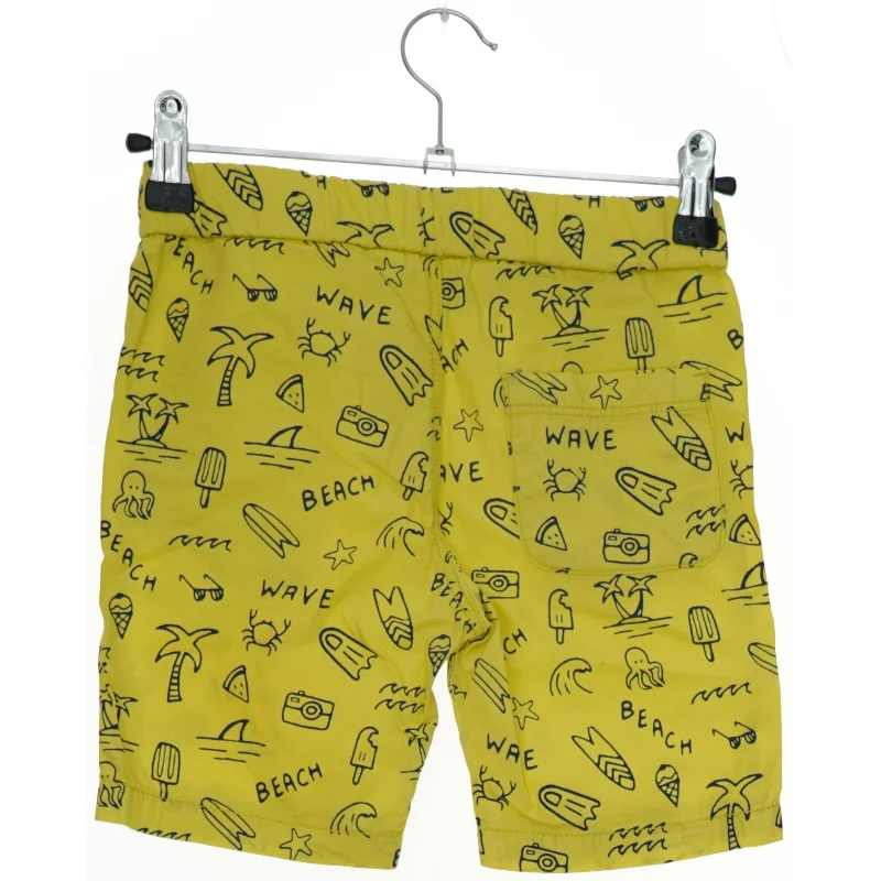 Badeshorts med strandtema fra H&M (str. 104)