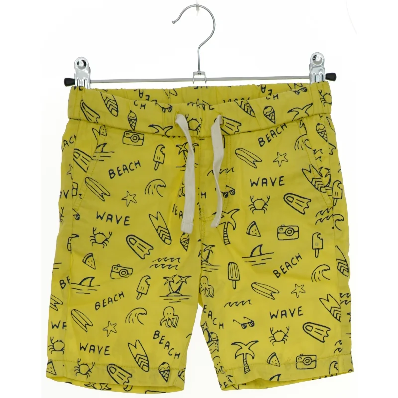 Badeshorts med strandtema fra H&M (str. 104)