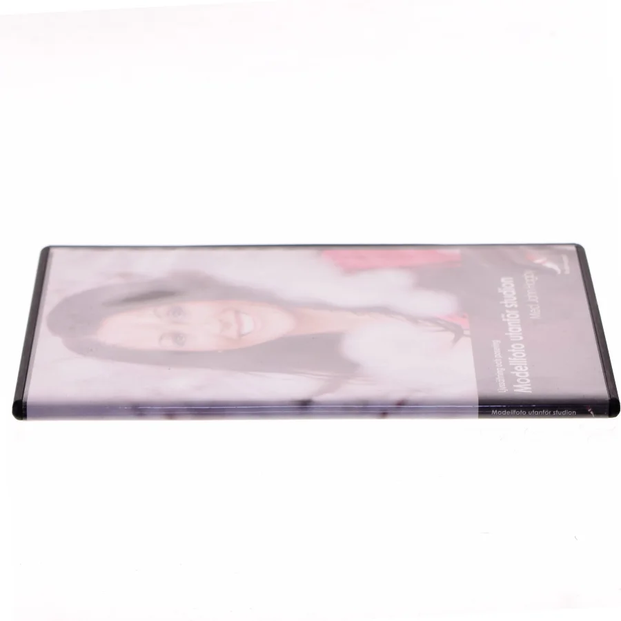 Modellfoto utanför studion (DVD)