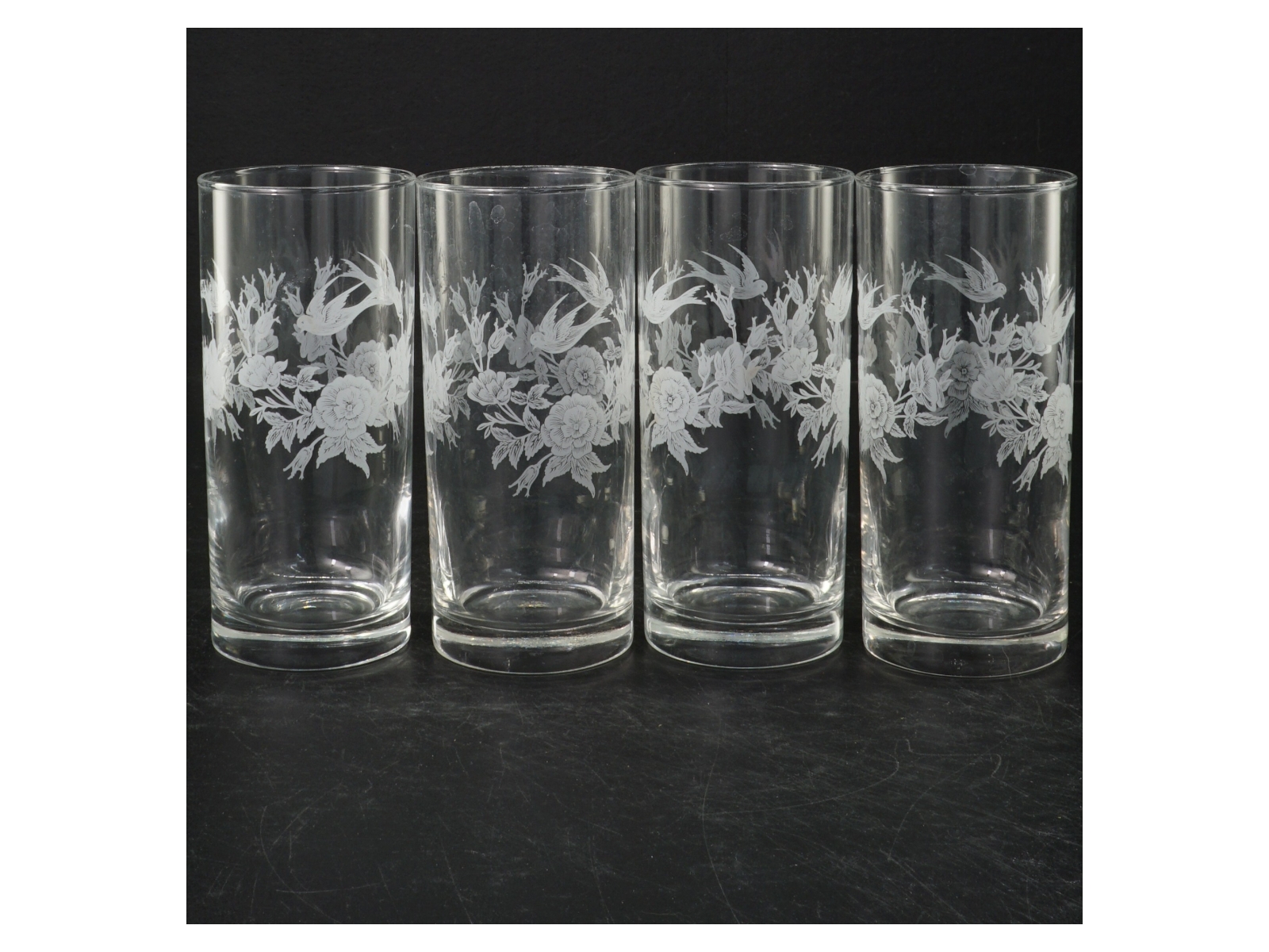 Graverte glasvaser (str. Ø 7 cm. længde, 14,5. cm)