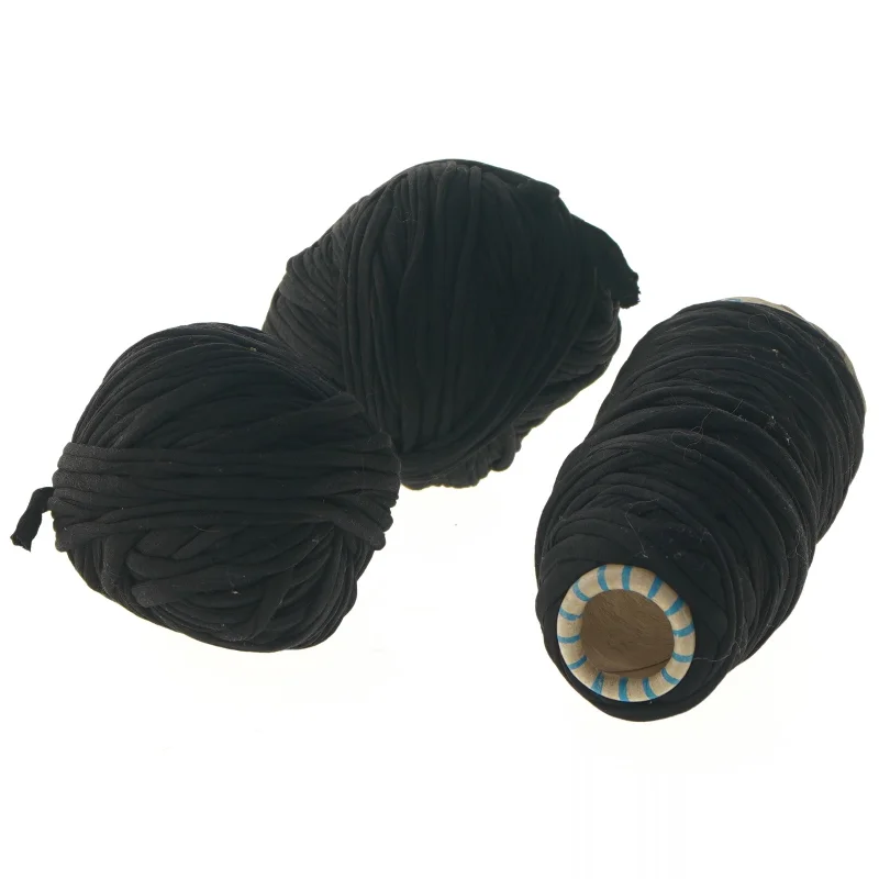 Sort stofgarnrulle og nøgle