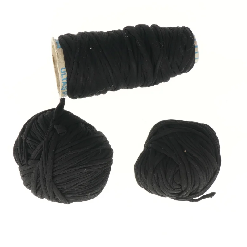 Sort stofgarnrulle og nøgle