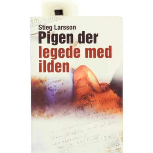 Pigen Der Legede Med Ilden (Millennium, 2. Bind) af Stieg Larsson (Bog)