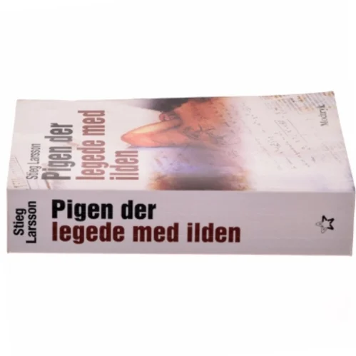 Pigen Der Legede Med Ilden (Millennium, 2. Bind) af Stieg Larsson (Bog)