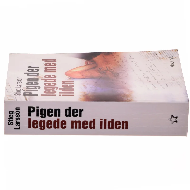 Pigen Der Legede Med Ilden (Millennium, 2. Bind) af Stieg Larsson (Bog)