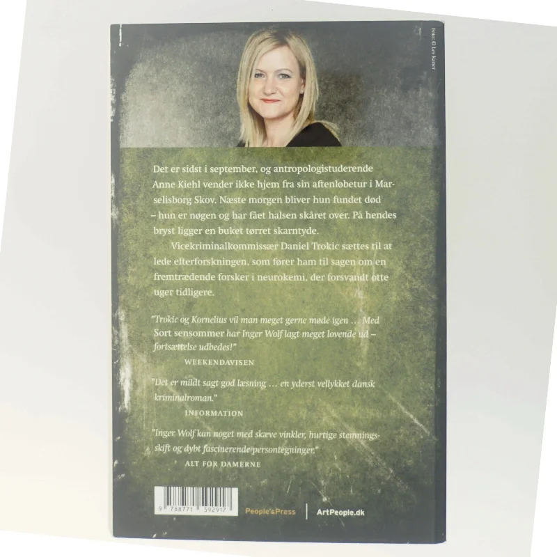 Sort sensommer af Inger Wolf (Bog)