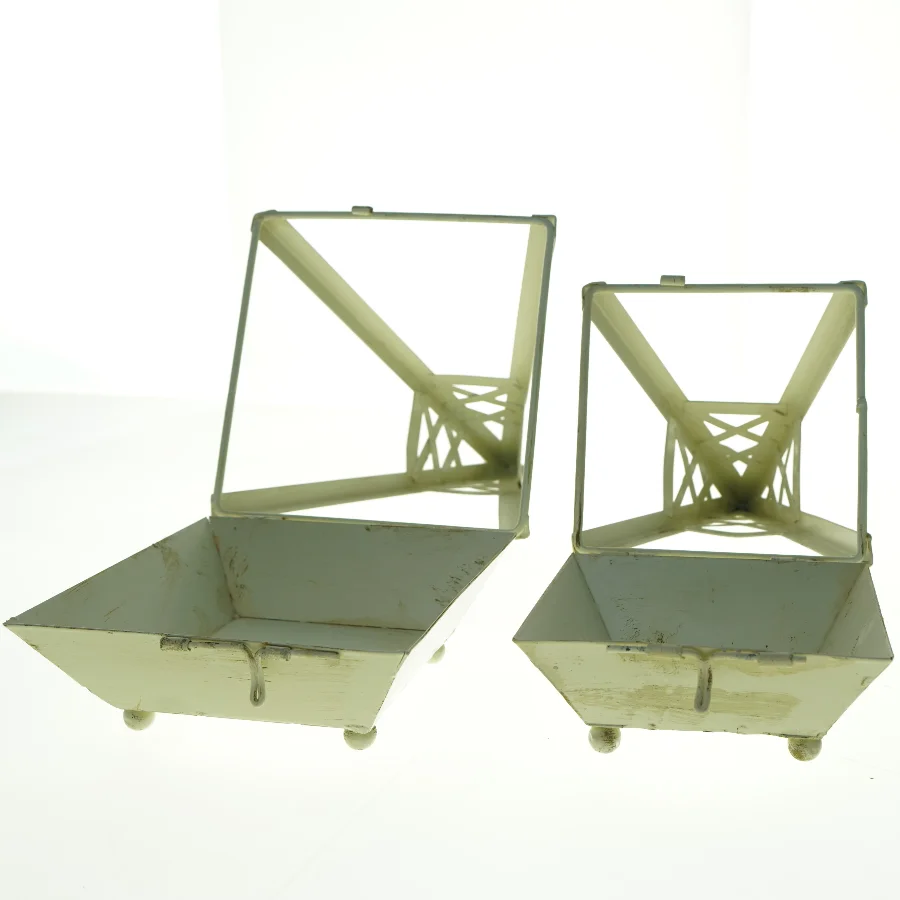 Metal lanterner (str. 41 x 19 x 19 cm og 35 x 16 x 16 cm)