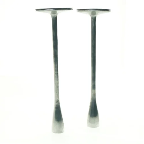 Sølvfarvede lysestager (str. 27 x 8 cm)