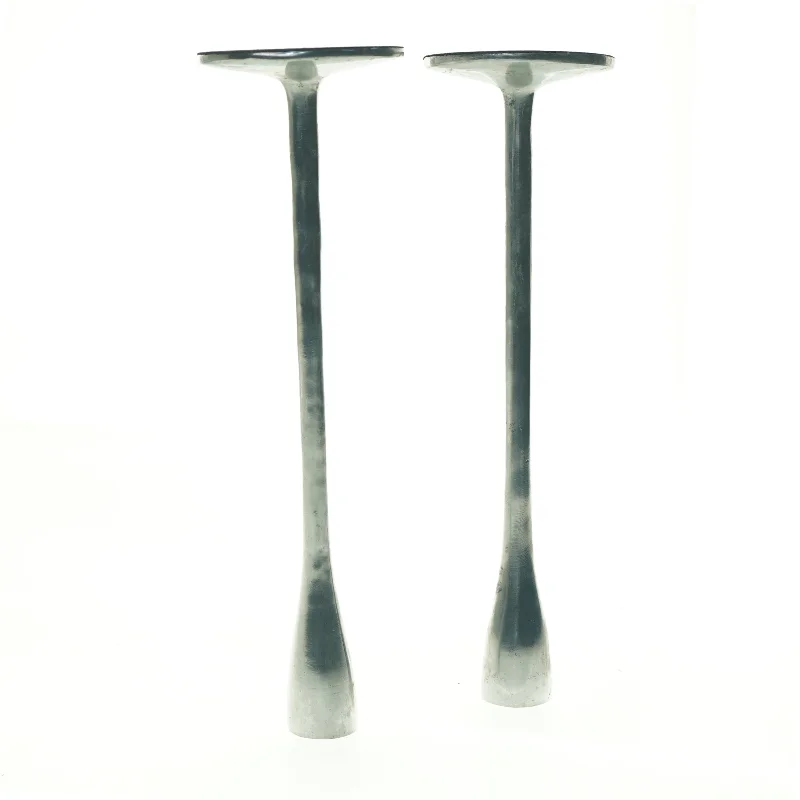 Sølvfarvede lysestager (str. 27 x 8 cm)