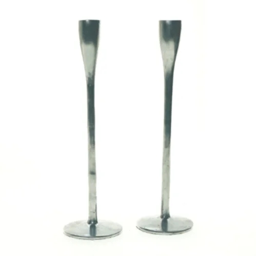 Sølvfarvede lysestager (str. 27 x 8 cm)