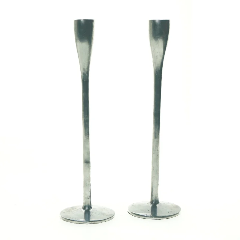 Sølvfarvede lysestager (str. 27 x 8 cm)