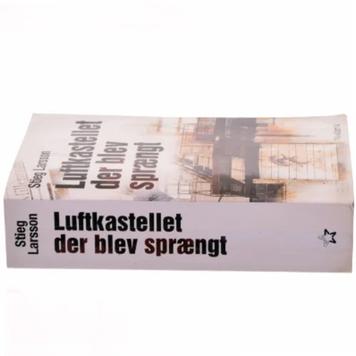 Luftkastellet Der Blev Spraengt (af Stieg Larsson) [Imported] [Paperback] (Danish) (Millennium, 3. Bind) af Stieg Larsson (Bog)