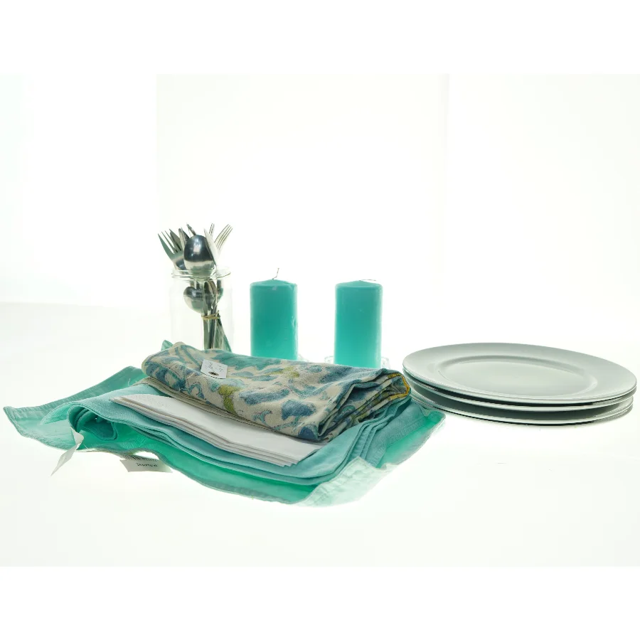 Duge og servietter med keramiktallerkner og bestik (str. 39 x 29 x 14 cm)