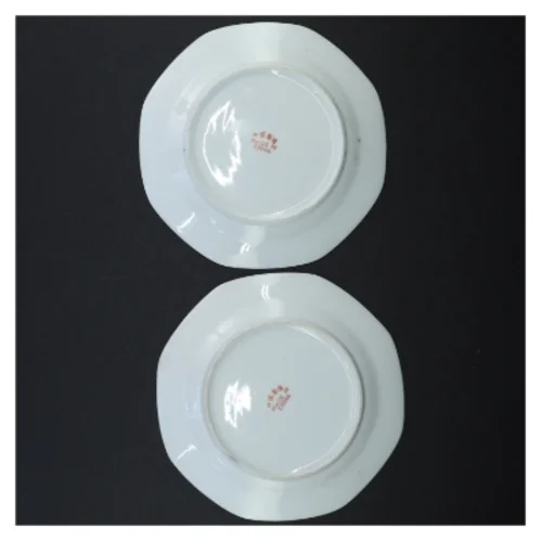 Porcelænstallerkener med blomstermotiv (str. 17 x 2 cm)