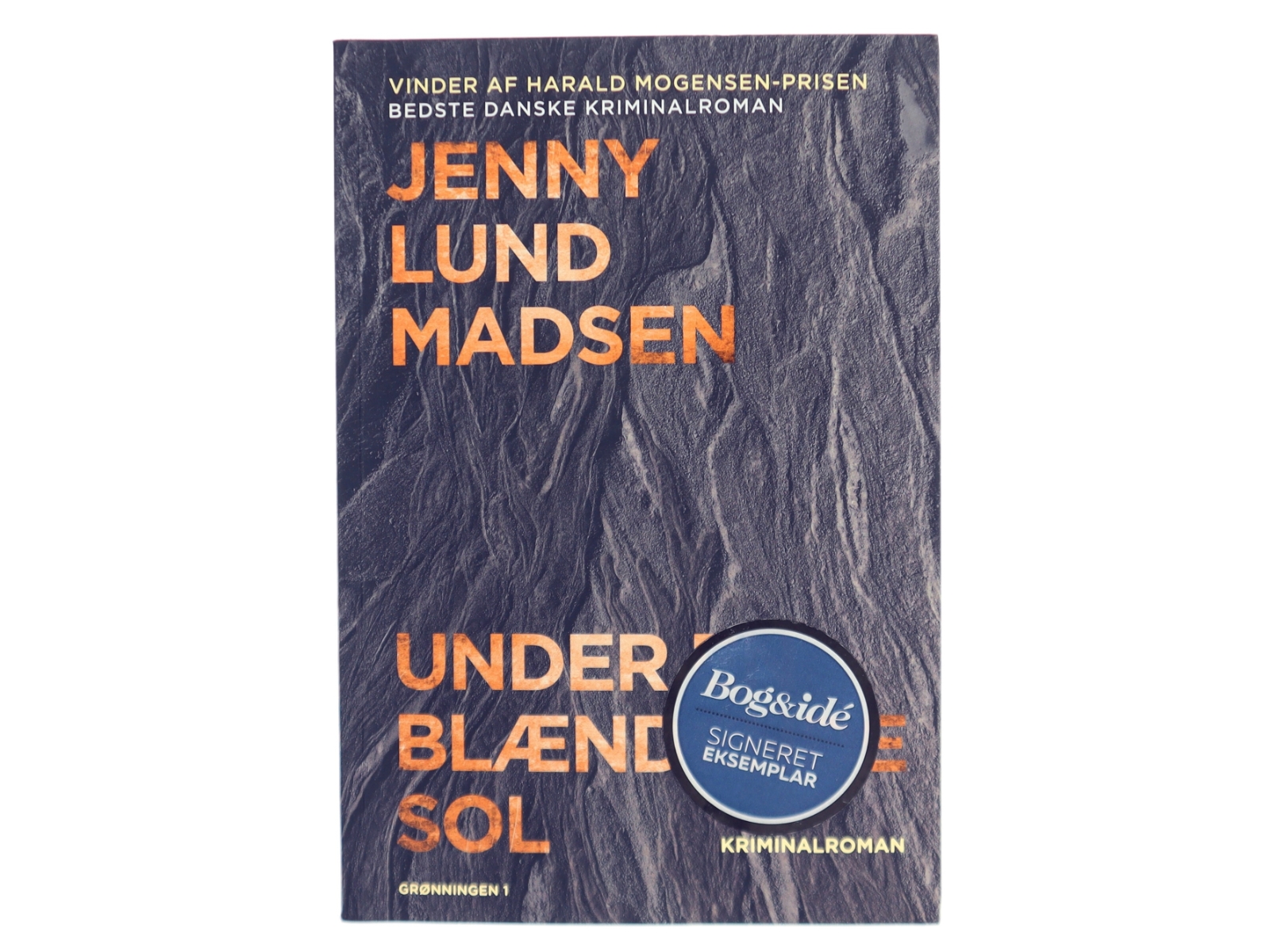 Under en blændende sol : kriminalroman af Jenny Lund Madsen (Bog)