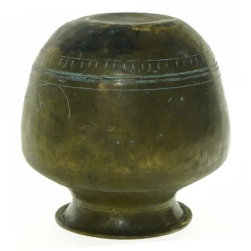 Gammel messing vase (str. 13 x 13 cm)
