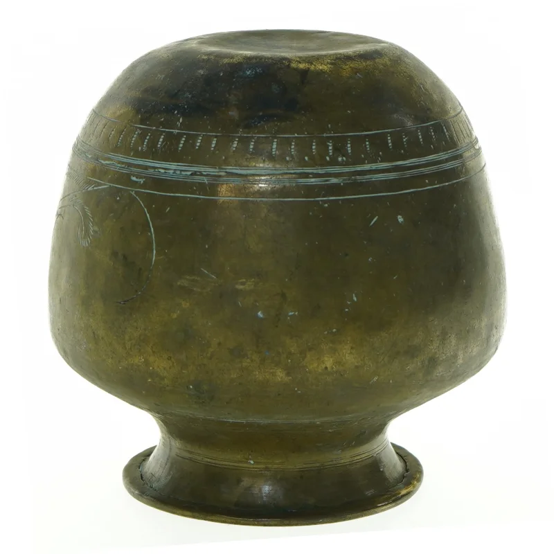 Gammel messing vase (str. 13 x 13 cm)