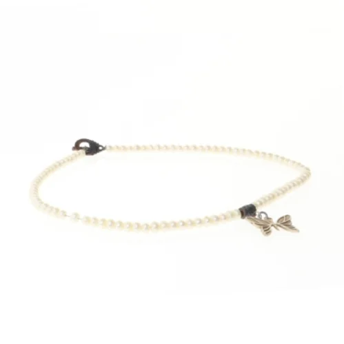 Perlehalskæde med sommerfuglevedhæng (str. Kæde 41 cm)
