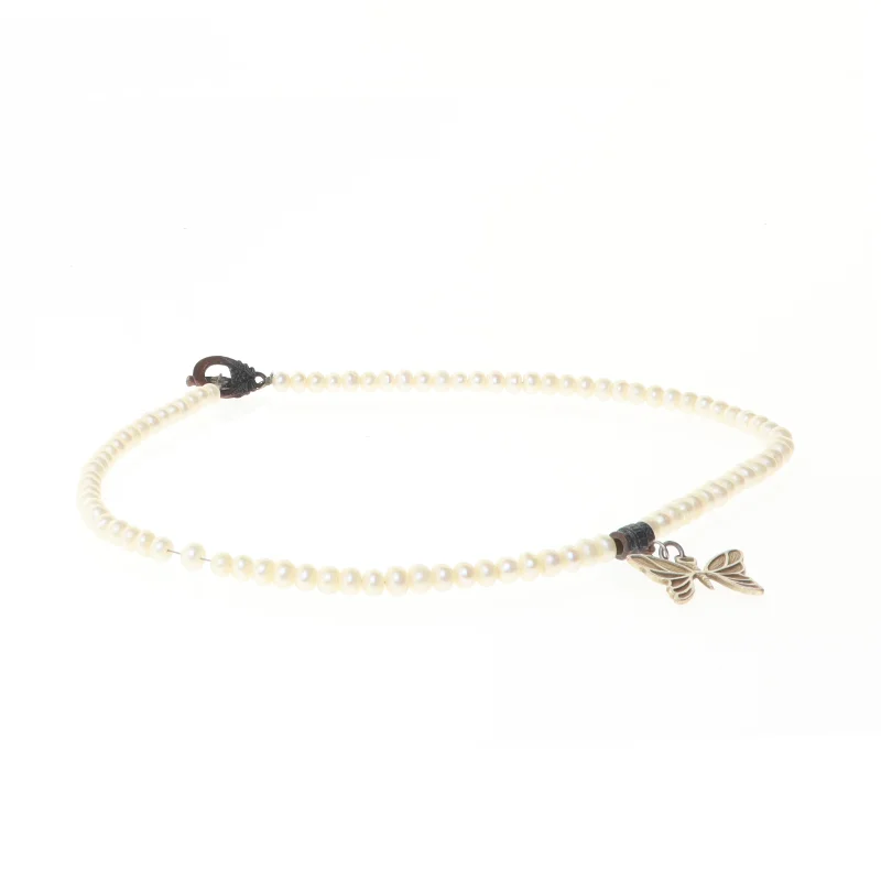 Perlehalskæde med sommerfuglevedhæng (str. Kæde 41 cm)