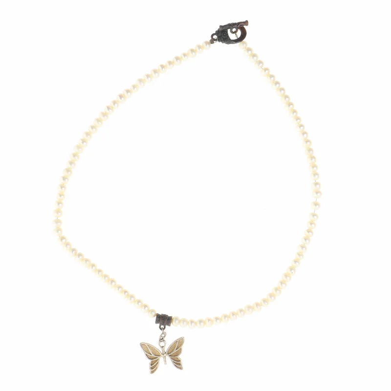 Perlehalskæde med sommerfuglevedhæng (str. Kæde 41 cm)