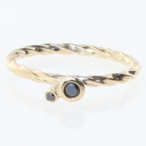  8 karat guldring  med sorte sten fra Finn Johansson (str. 57 mm)