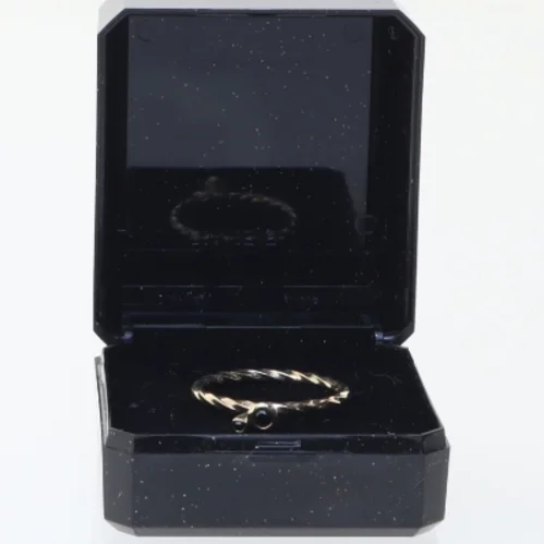  8 karat guldring  med sorte sten fra Finn Johansson (str. 57 mm)