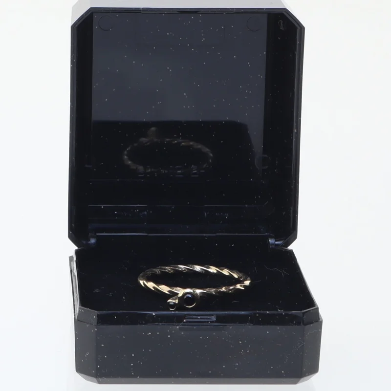  8 karat guldring  med sorte sten fra Finn Johansson (str. 57 mm)