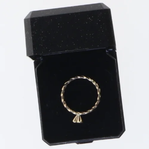  8 karat guldring  med sorte sten fra Finn Johansson (str. 57 mm)