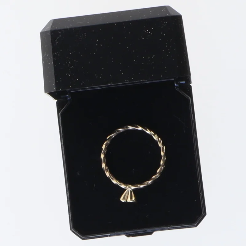  8 karat guldring  med sorte sten fra Finn Johansson (str. 57 mm)