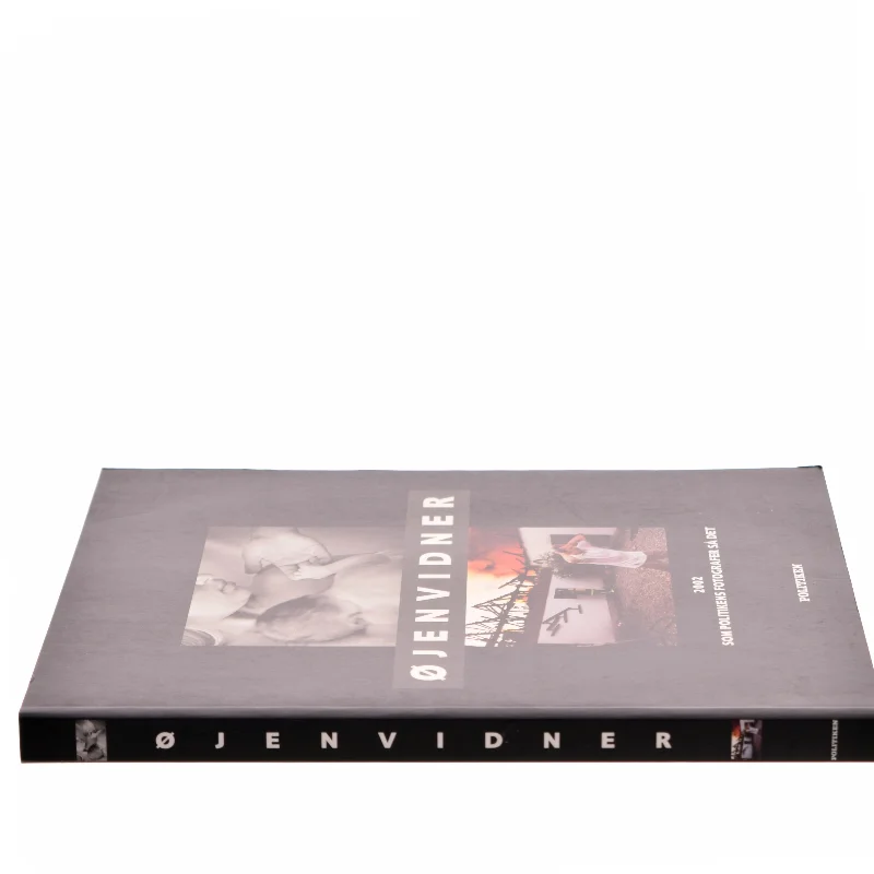 Øjenvidner : 2002 som Politikens fotografer så det (Bog)