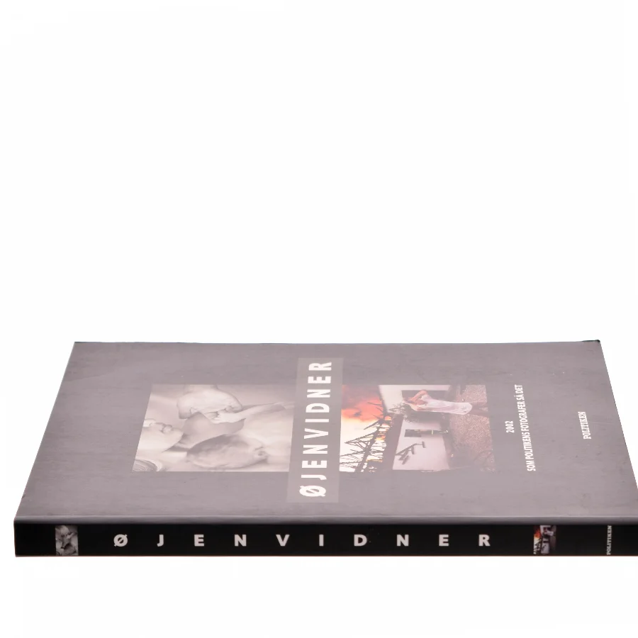 Øjenvidner : 2002 som Politikens fotografer så det (Bog)