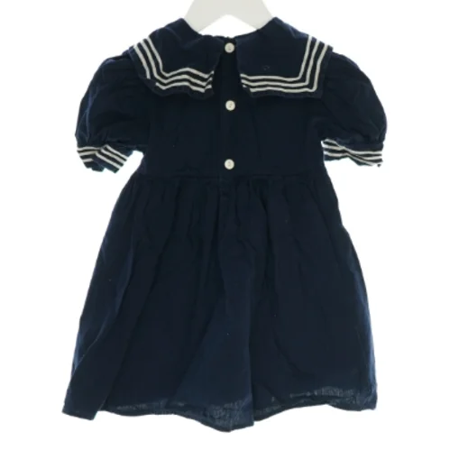 Blå kjole med hvide striber (str. 86)