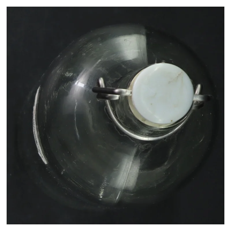 Genbrugsglasflaske med svingtop fra IKEA (str. H. 29 cm. ø 9 cm)