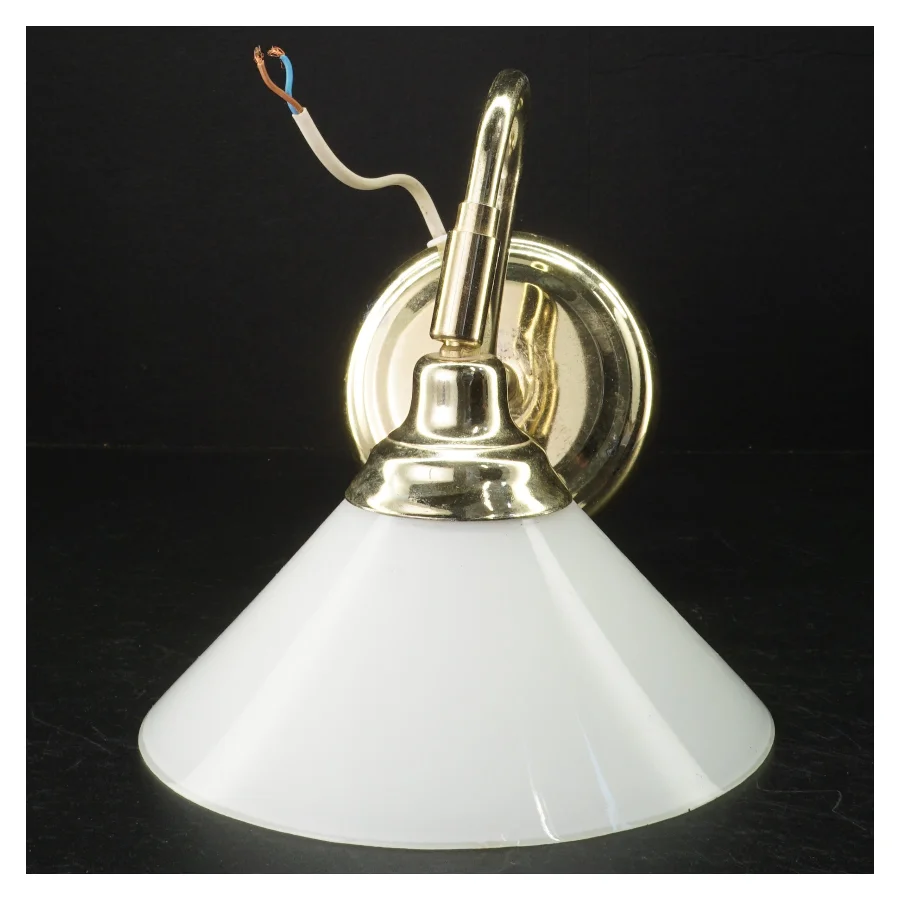 Væglampe med opalglas fra IKEA