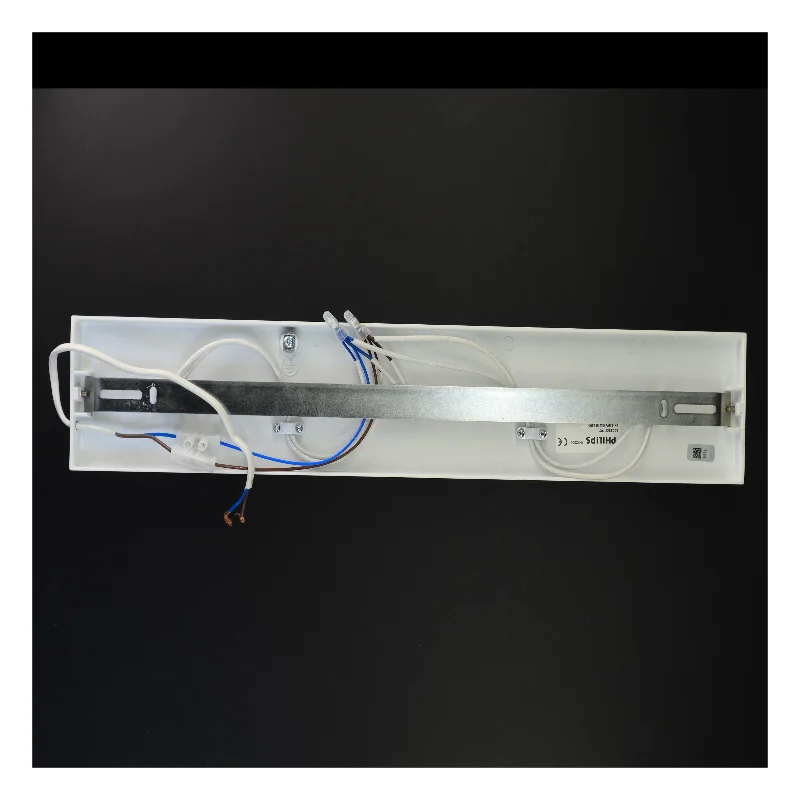 Hvid væglampe med tre spots fra Philips (str. 48 x 9 x 11 cm)