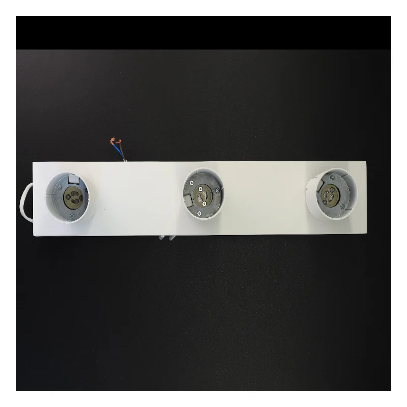 Hvid væglampe med tre spots fra Philips (str. 48 x 9 x 11 cm)