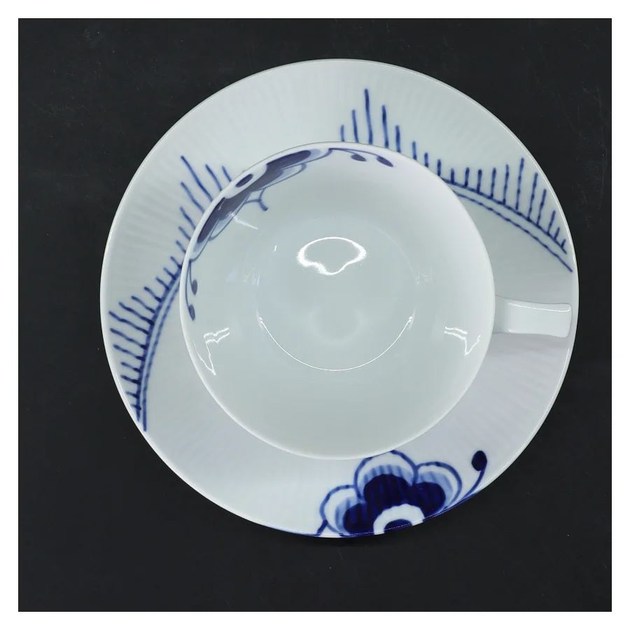 Mega mussel porcelæns tekop og underkop fra Royal Copenhagen (str. Ø 10 & 16 cm)