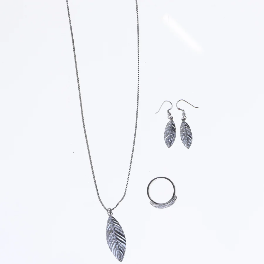 Smykkesæt med halskæde, øreringe og ring (str. Øreringe. 4 cm. halskæde. 44 cm. ring. 55. millimeter)