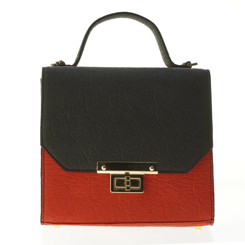 Håndtaske i sort og rød (str. 21x19 cm)