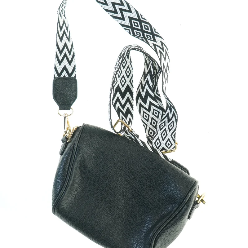 Lille sort skuldertaske med dekorativ rem (str. 18x23 cm)