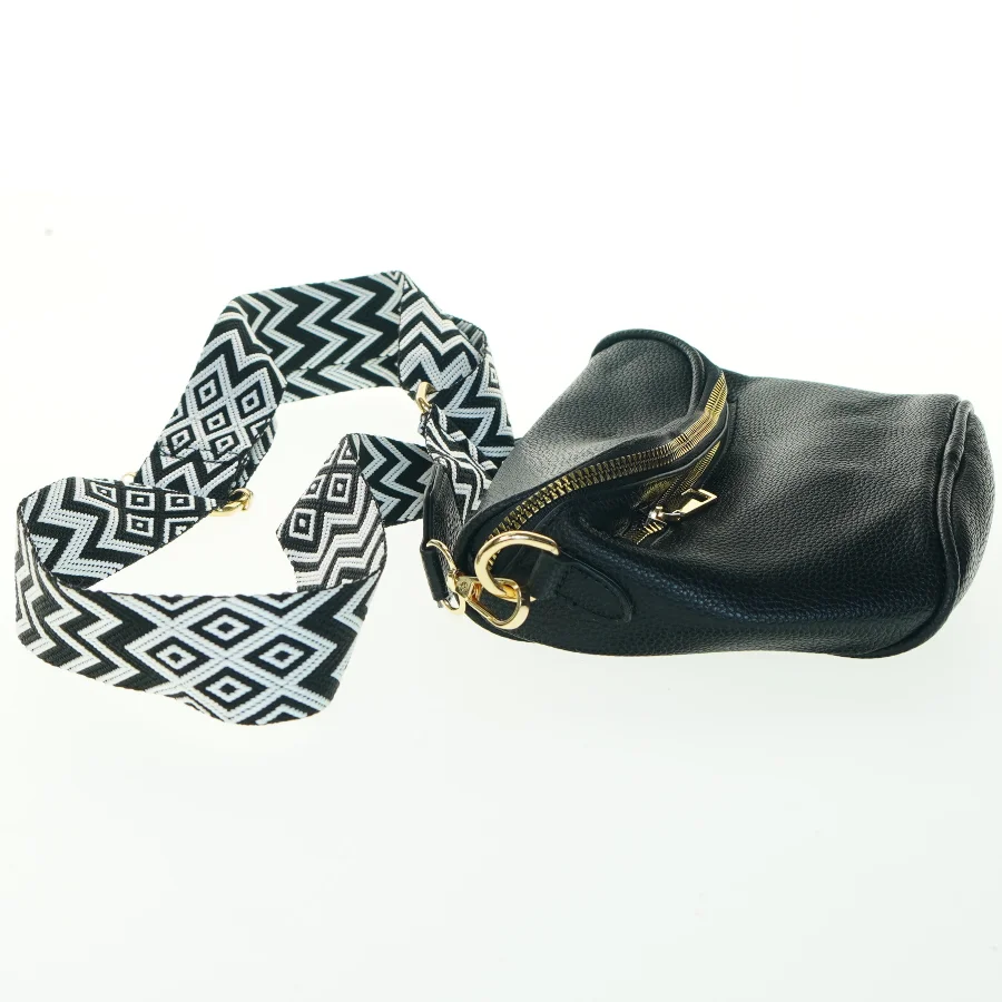 Lille sort skuldertaske med dekorativ rem (str. 18x23 cm)