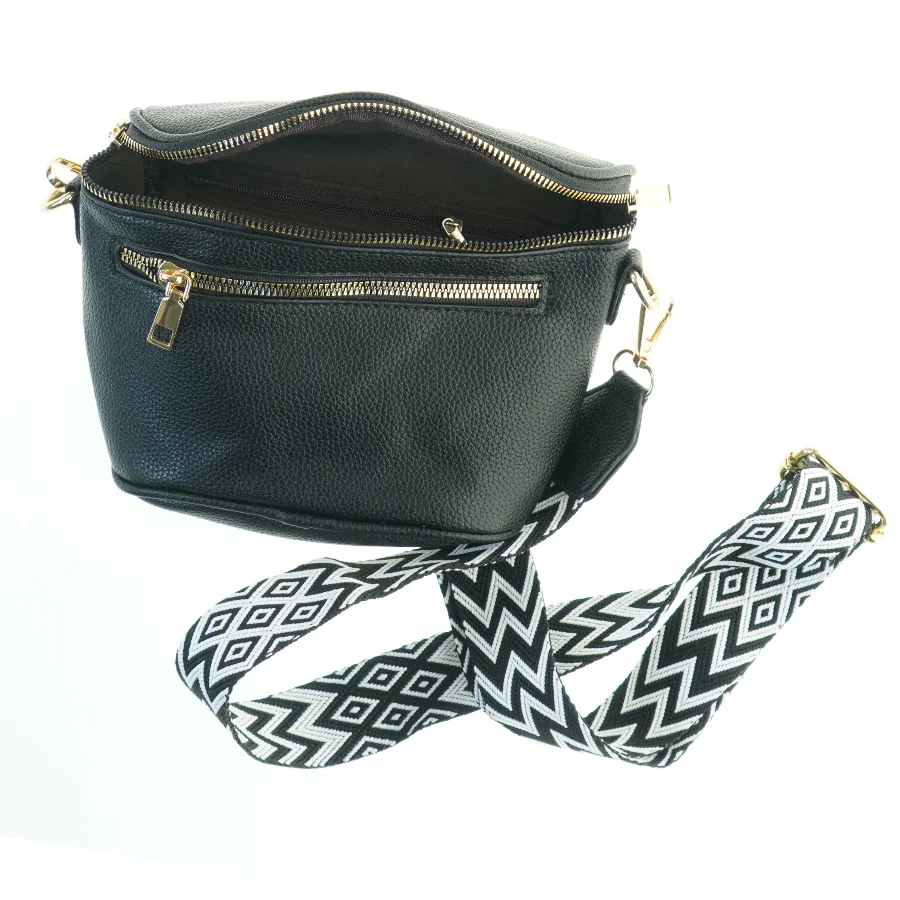 Lille sort skuldertaske med dekorativ rem (str. 18x23 cm)