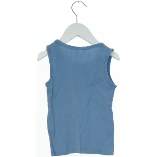 Lyseblå tanktop fra H&M (str. 104)